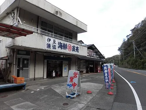 伊豆漁協海鮮直売所裏に手石港駐車場