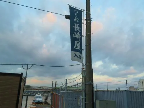 中に門があり、この幟が目印