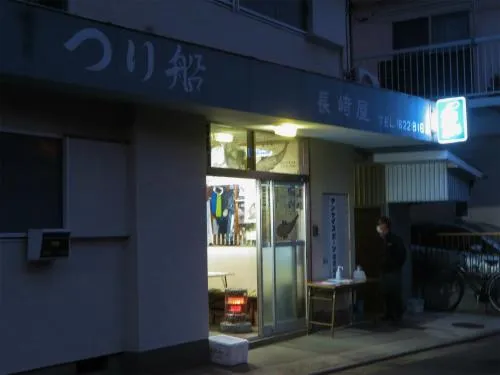 午前6時“開店”。船宿前は民家なのでお静かに