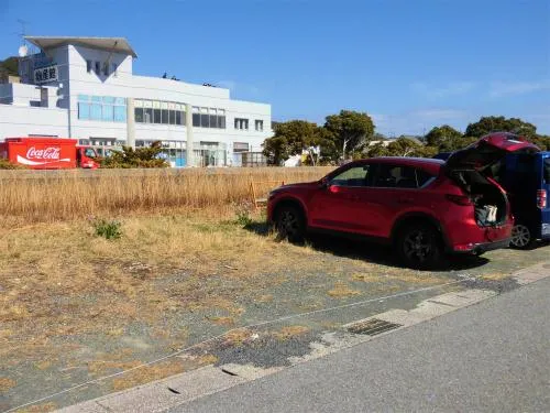 岸壁に荷物を降ろし、駐車スペースへ