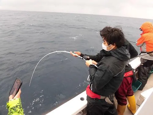 竿を引き絞る魚の正体は…!?