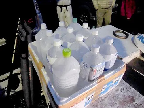 乗船前に氷を受け取って
