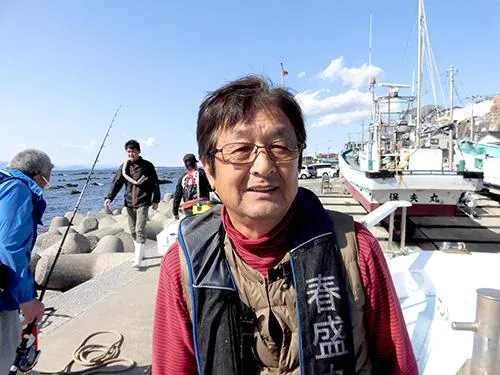 多くの常連客を惹きつける魅力あふれる沼田孝章船長