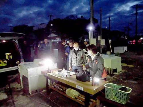 駐車場内にて受け付け
