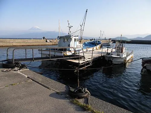 富士山を臨む好ロケーションの足保港