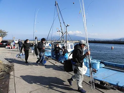 名前を呼ばれたら道具を持って乗船