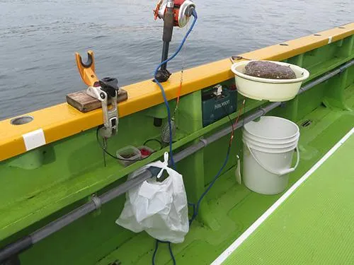 釣り座のセットは重要、出来るだけゴミが飛ばない様にゴミ袋をセットしたい