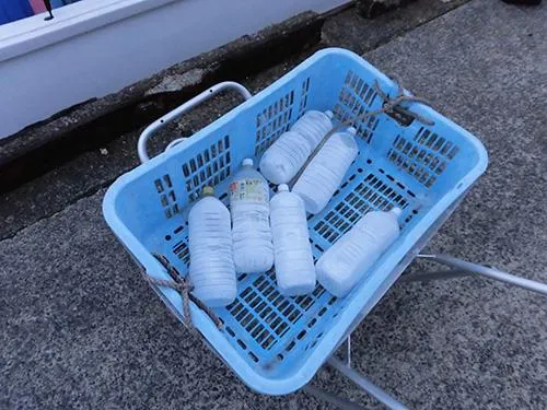 岸壁に戻りペット氷を1つ貰う