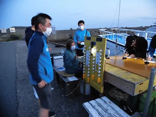 釣り座を確保してから、名簿と支払いを
