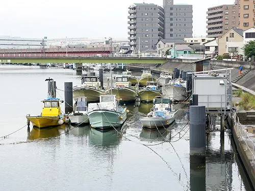 鶴見川沿いに船が停泊している