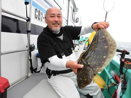 船中最初の魚は良型のヒラメ！