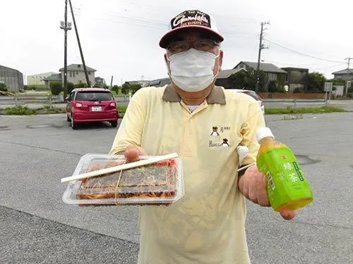 お土産に焼そばとお茶をいただいた