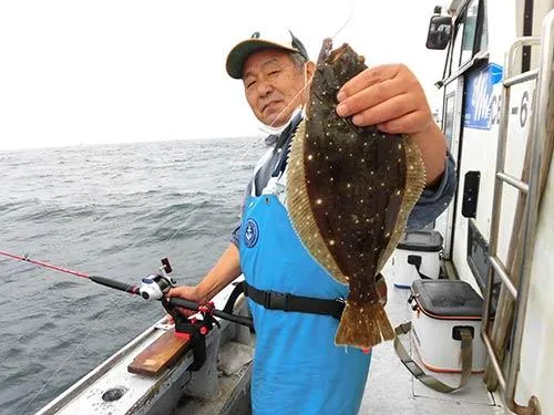 船中1匹目のヒラメ！