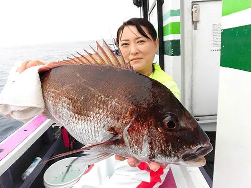 船中1匹目は女性アングラー！