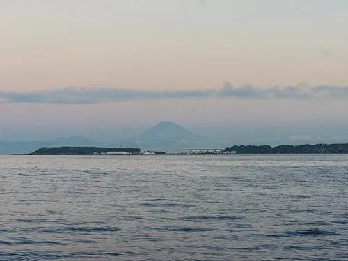 城ヶ島と赤い富士山が出迎えてくれた