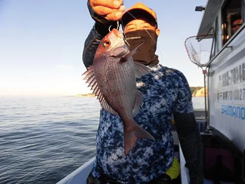 2匹目は右舷胴の間の手慣れた釣り人に！