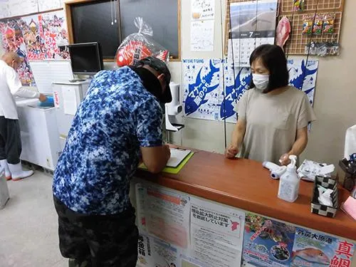受け付けで消毒や検温も