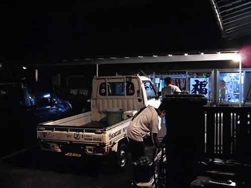 店前の軽トラに荷物を積み込む