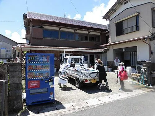 下船後も重い荷物を運んでくれる