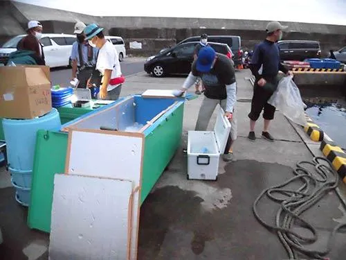 カウンター脇の氷箱から氷を詰める