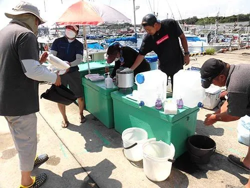 沖上がり後は手を洗ってお弁当のサービス