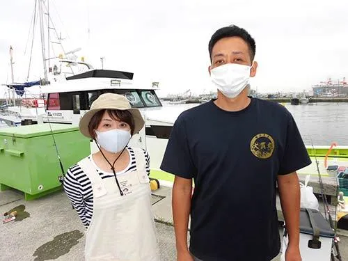 一つテンヤ・マダイの翔平船長と姉の美穂さん
