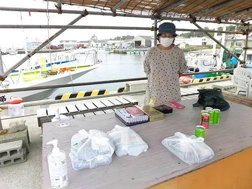 女将からお弁当とお茶のお土産を頂いた