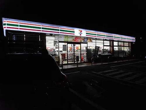 ナビの設定にも最適な港前のコンビニ店
