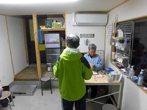店内で受け付け