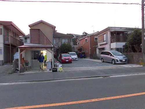 受け付けの建物に向かって右側が駐車場