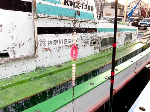 中オモリ付き集魚器具
