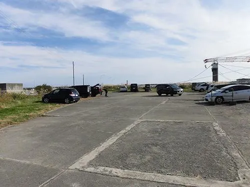 一番奥に車を停めた