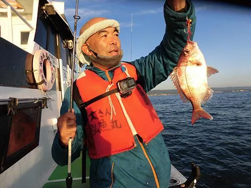 「マダイだぜ、朝陽が眩しいぜ」