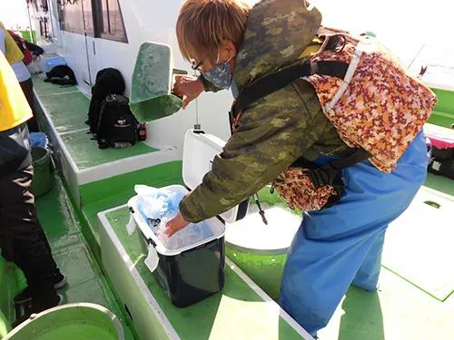 上乗りの茂木さんが氷を配ってくれた
