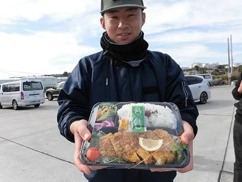 とんかつ弁当の昼食付きで胃袋も満足！