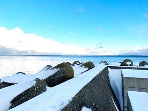 雪が積もった防波堤での釣り。安全第一で