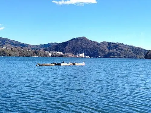 湖上のポイントにはボートが既に係留されている