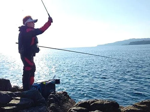 コマセをするとすぐに魚が寄ってくる