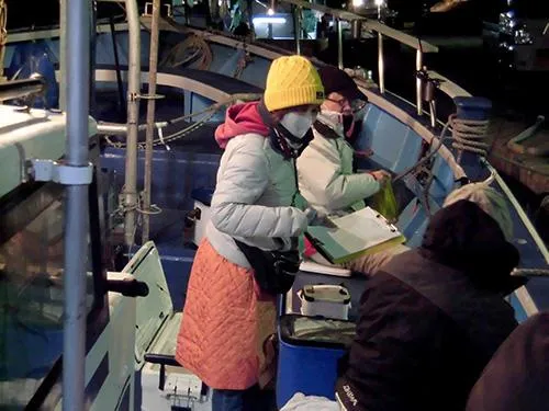 釣座で名簿の記入と乗船料の支払い