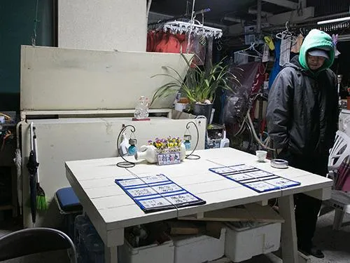 隣の待合スペースで乗船名簿を記入