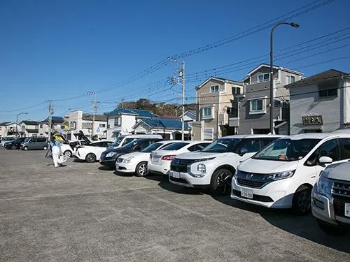 駐車スペースは港前