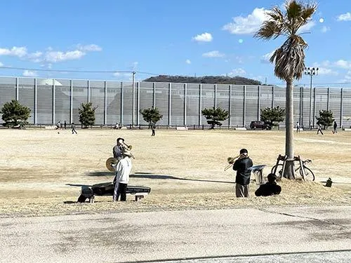 広々とした公園は釣り以外にも自由に過ごせる