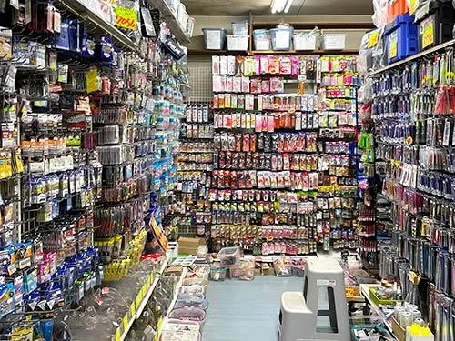 店内は低価格のジグからロッド、エギ、釣り餌など豊富な品揃え
