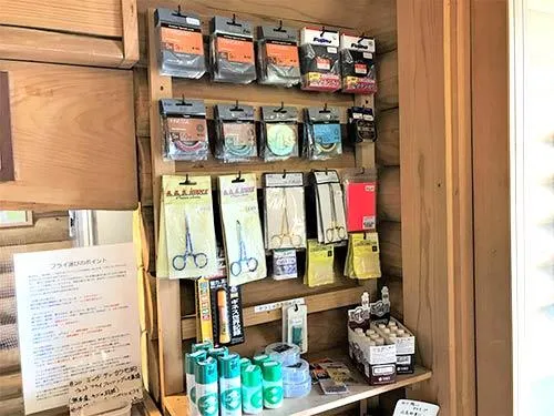 リーダーやティペットなどフライ用小物も販売され、釣り場で手持ちを使い切っても安心