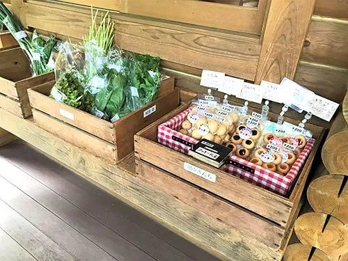 玄関脇では地域で生産された季節の野菜なども販売されている
