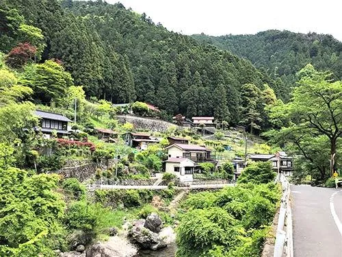 養沢地区の家並み。和む風景