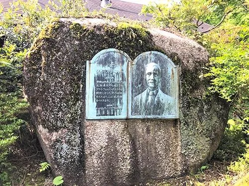 管理事務所裏に設置されたトーマス・ブレークモア記念碑