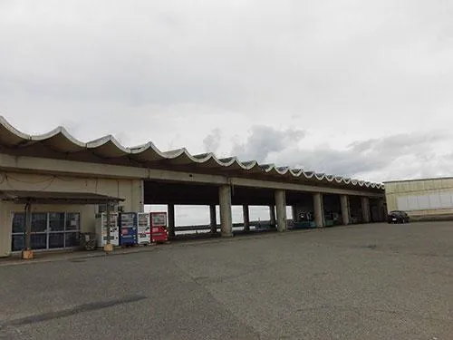 旧漁協手前に船着き場がある