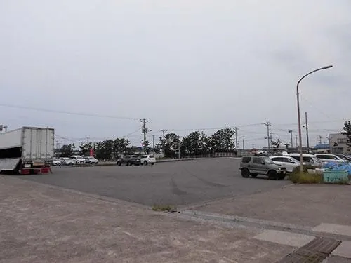 船の前に広大な駐車場。荷物の運搬が楽です