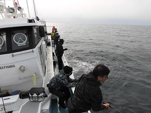 片舷に集まってのドテラ流し